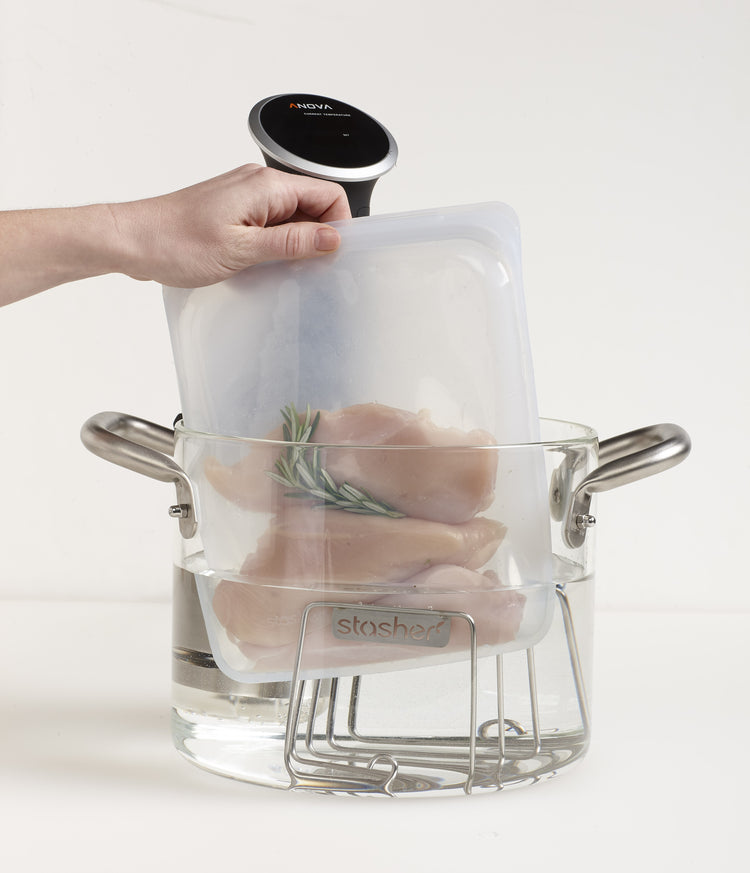 Cozinhar com a bolsa de silicone Stasher