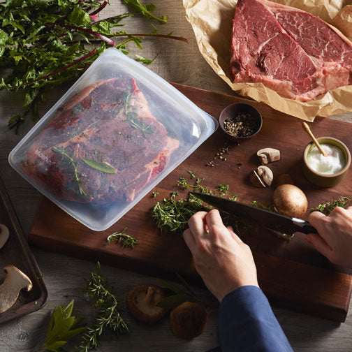 Marinada de carne numa bolsa de silicone Stasher