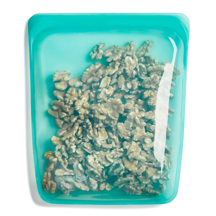 Nozes guardadas numa bolsa de silicone stasher