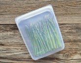 Espargos verdes guardados numa bolsa de silicone Stasher
